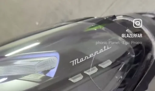 Far camının üzerindeki Maserati yazısı ve cam detayı