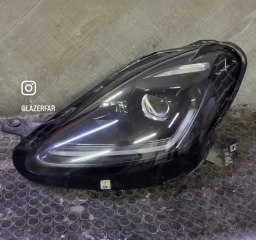 Maserati far camı değişimi işinde tezgahtaki farın genel görünümü