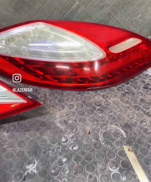 Porsche stop camı değişimi işinde tezgahtaki kırmızı stop grubu
